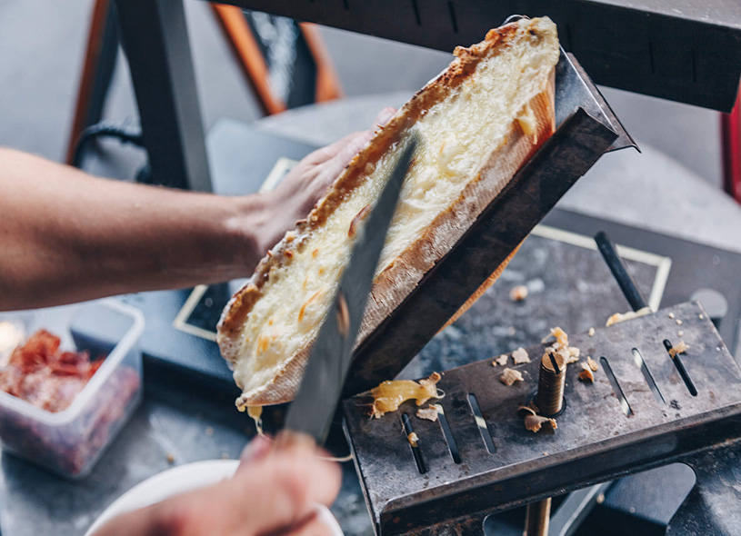 Quel fromage à raclette choisir pour une raclette party réussie ?