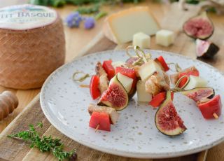 recette-brochettes-poulet-ptit-basque-figues-emilien-fromage