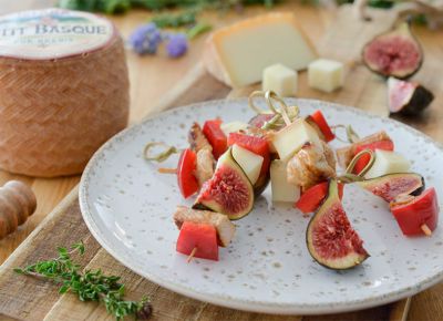 recette-brochettes-poulet-ptit-basque-figues-emilien-fromage