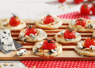 mini-pizzas-roquefort-tomates